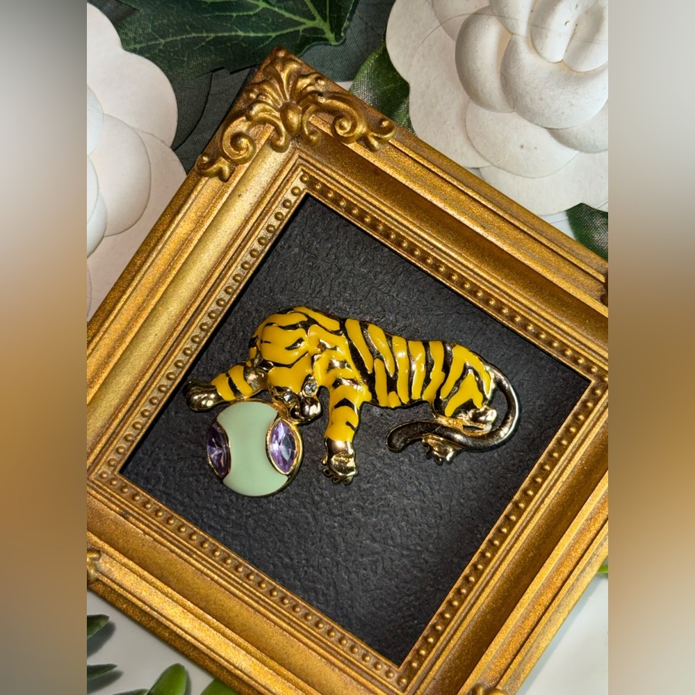 Yellow Enamwl Gold Striped Tiger Brooch with Green Ball VTG - Picture 4 of 15